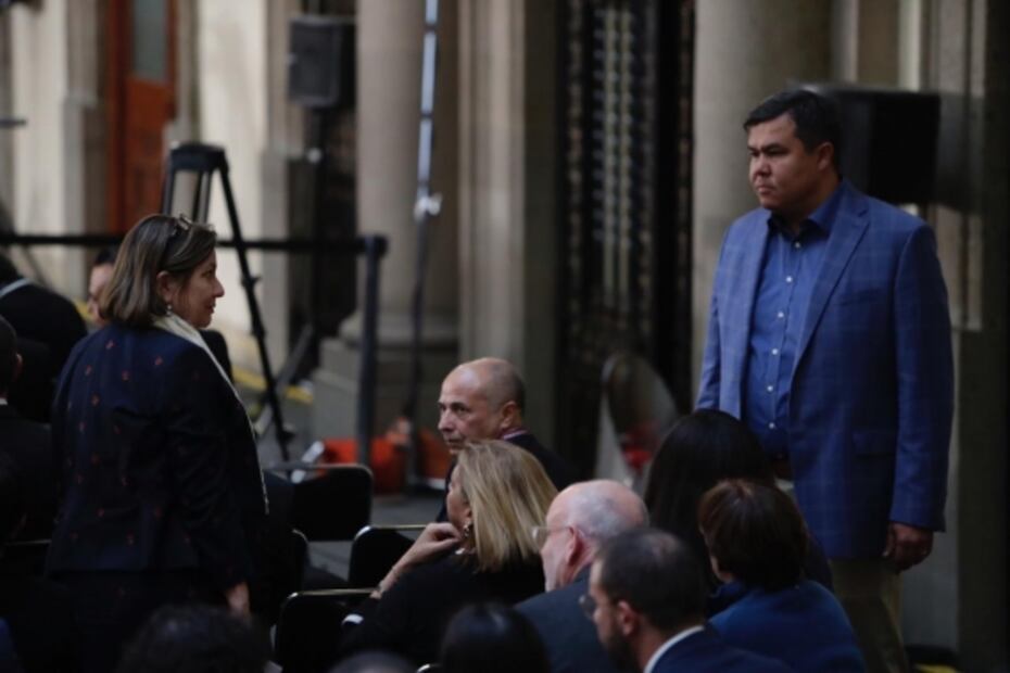 Dejan en penúltima fila a embajadora de México en EU en reunión con AMLO