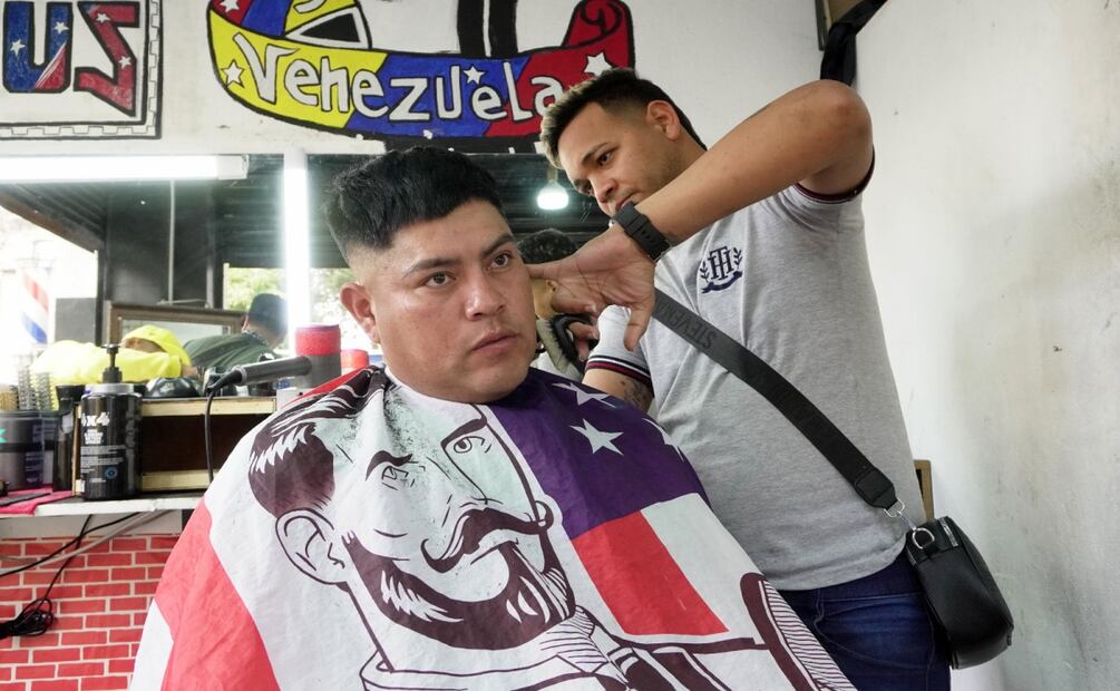 En una barbería, venezolanos encontraron el sueño mexicano; emprenden en oficios para superarse. Foto: Atenea Campuzano