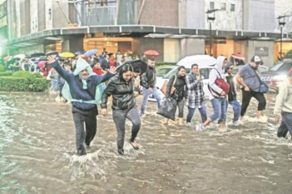 Tromba provoca caos en el Valle de México