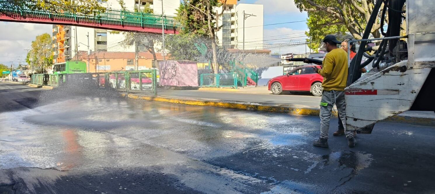 Derrame de diésel en Azcapotzalco-La Villa provoca derrape de varias motocicletas. (Foto: especial)