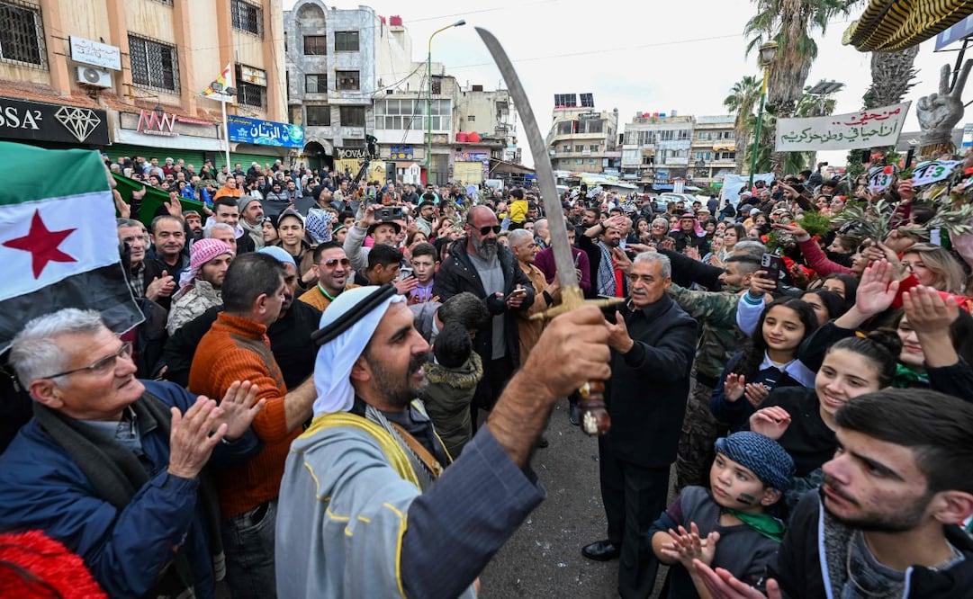 Personas celebran el derrocamiento de Bachar al Asad en Siria. Foto: AFP
