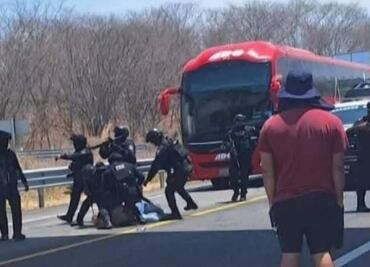 Detienen a transportistas de Oaxaca por protesta en autopista que conecta con Puerto Escondido; rechazan viajes de empresa ADO