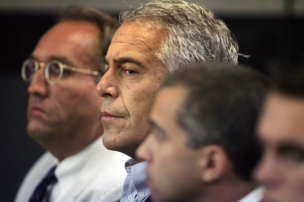 Jeffrey Epstein durante una comparecencia ante el tribunal el 30 de julio de 2008 en West Palm Beach, Florida. Foto: AP