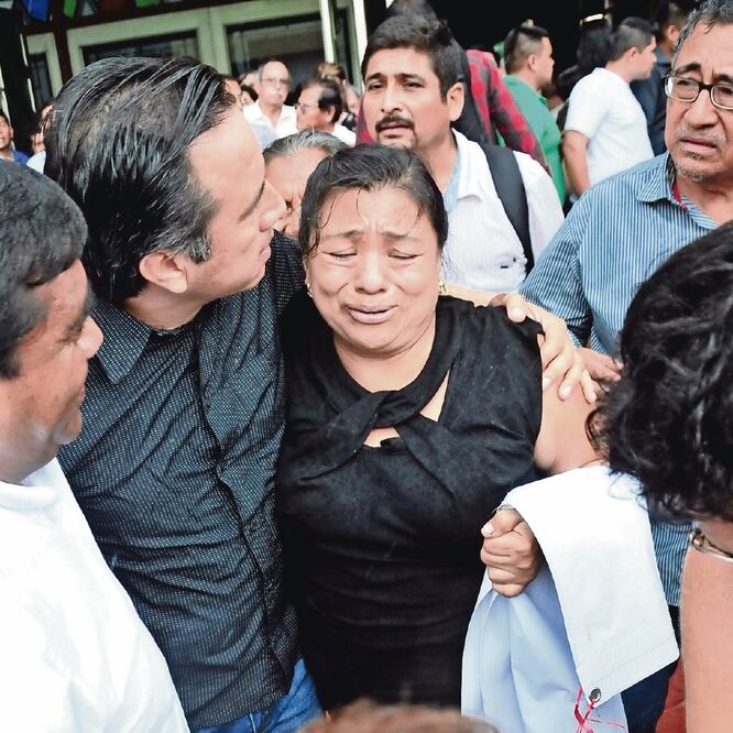 Decenas de veracruzanos, entre ellos el gobernador electo, Cuitláhuac García, dieron las condolencias a la diputada Carmen Medel por la pérdida de su hija, quien en un mes se graduaría como médico. ()MIGUEL ÁNGEL CARMONA. EL UNVIERSAL