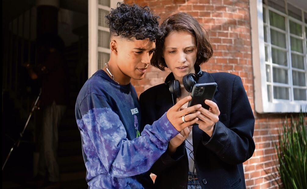 Benny Emmanuel y la directora Cris Gris revisando una escena. Foto: HBO MAX