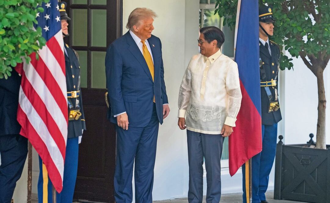 El presidente estadounidense, Donald Trump, al dar la bienvenida al mandatario filipino, Ferdinand Romualdez Marcos Jr., en la Casa Blanca en Washington. Foto_ Hu Yousong / AFP