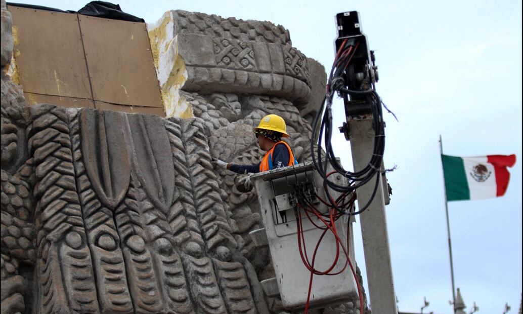 Un trabajador detalla la figura de la diosa mexica Cuatlicue, reproducción instalada en el Zócalo, de la Ciudad de México, el 9 de julio de 2025. Foto: Cuartoscuro.com