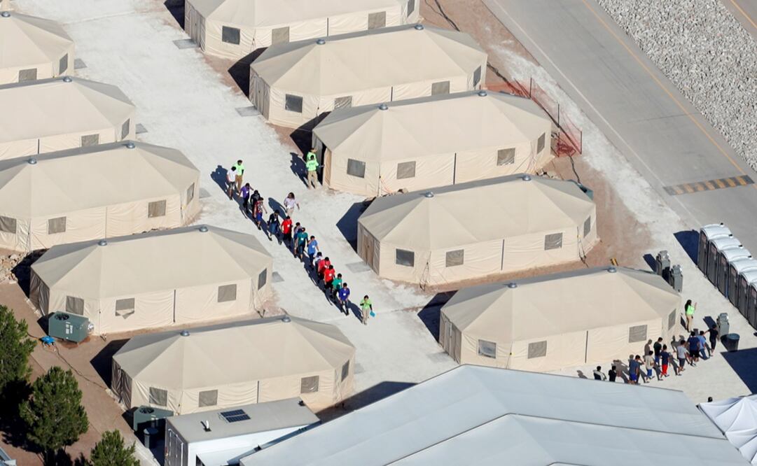 Niños inmigrantes, muchos de los cuales han sido separados de sus padres bajo una nueva política de "tolerancia cero" por la administración Trump, están siendo alojados en tiendas en Tornillo, Texas - Foto: Mike Blake/REUTERS