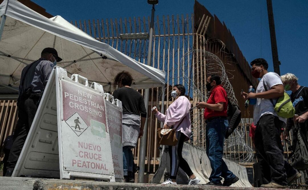 Commuters line up to cross to the United States at the San Ysidro crossing port in Tijuana, Baja California - Photo: Guillermo Arias/AFP