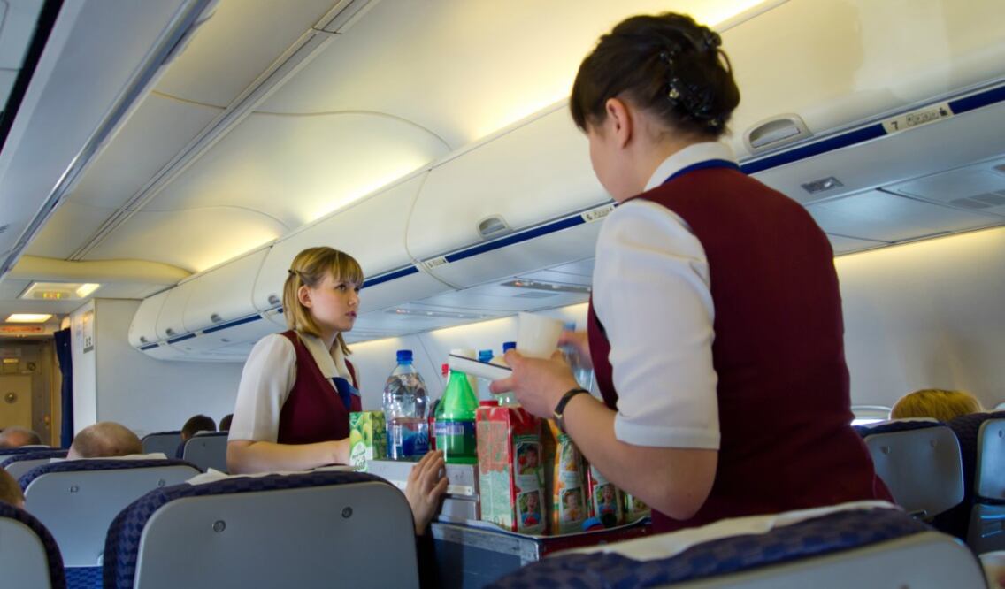 La coca de dieta retrasa el servicio de bebidas para los demás pasajeros de avión. (Foto: Istock)