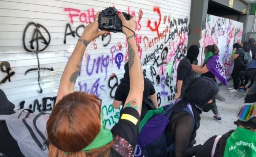 Bloque negro vandaliza Secretaría de la Mujer en Toluca, durante marcha por el 8M 