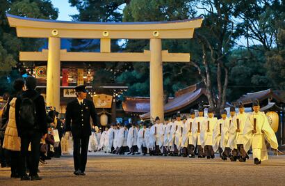 Japón recibe el 2017 con 108 campanadas