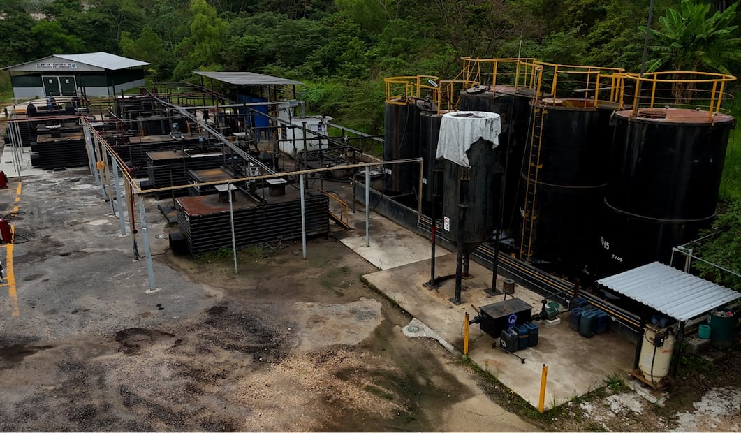 Imagen de la minirefinería de huachicol ubicada a las afueras de Coatzacoalcos, Veracruz, el 24 de junio de 2025, que operaba con fachada de una planta de tratamiento de residuos industriales denominada Ecorenovable. Foto: Diego Prado/EL UNIVERSAL