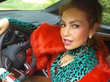Thalía presume abrigo de 300 mil pesos