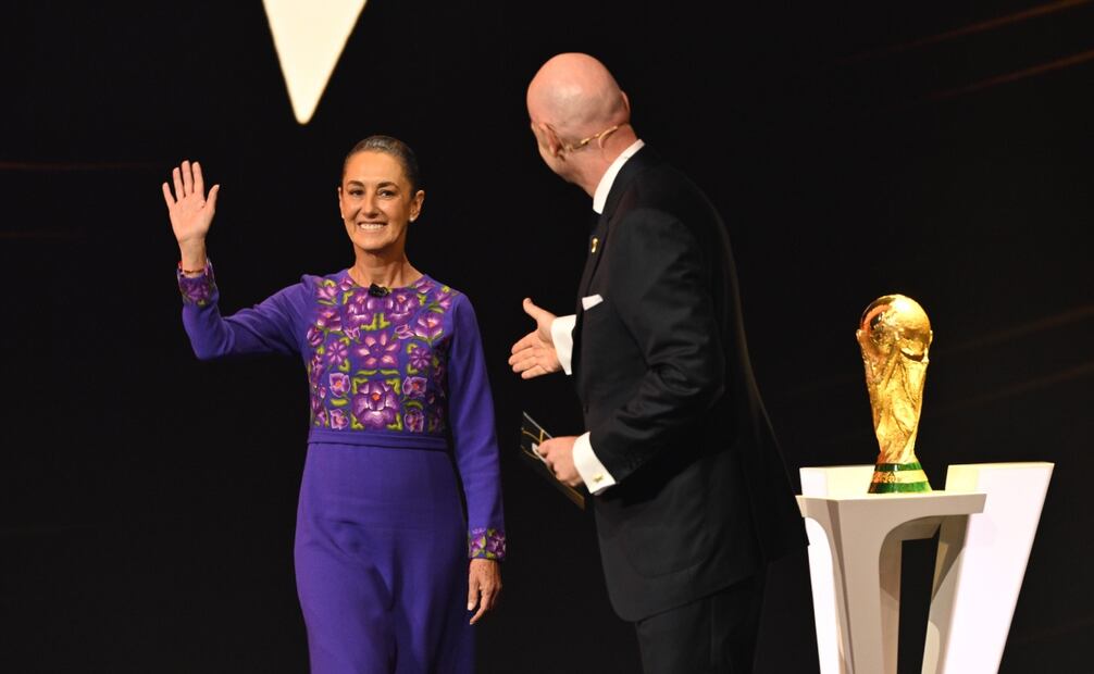 El presidente de la FIFA, Gianni Infantino, saluda a la presidenta mexicana, Claudia Sheinbaum, en el escenario durante el sorteo de la Copa Mundial de fútbol de 2026 en el Kennedy Center en Washington, el viernes 5 de diciembre de 2025. Foto: AP