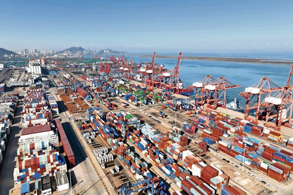 El FMI pidió a las autoridades chinas demostrar su compromiso con el sistema internacional de comercio, reducir distorsiones comerciales e invertir sus políticas industriales y las restricciones al intercambio. Foto: AFP