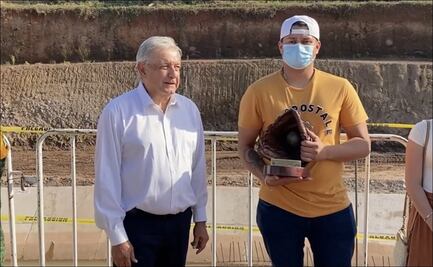 AMLO se reunió con el pitcher Víctor González