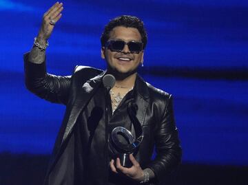 Así fue la noche de Christian Nodal: canciones de desamor, aplausos y mimos de su madre