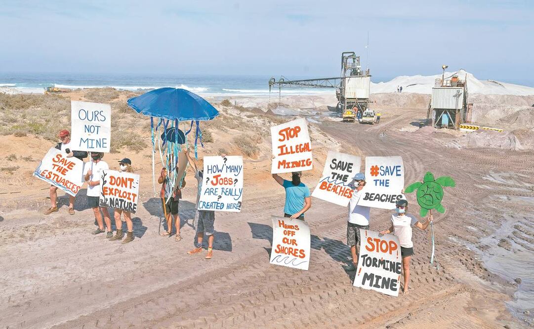 Ambientalistas protestan contra la firma Mineral Commodities Limited Australia, al norte de Ciudad del Cabo, en Sudáfrica. Foto: Nic Bothma. EFE