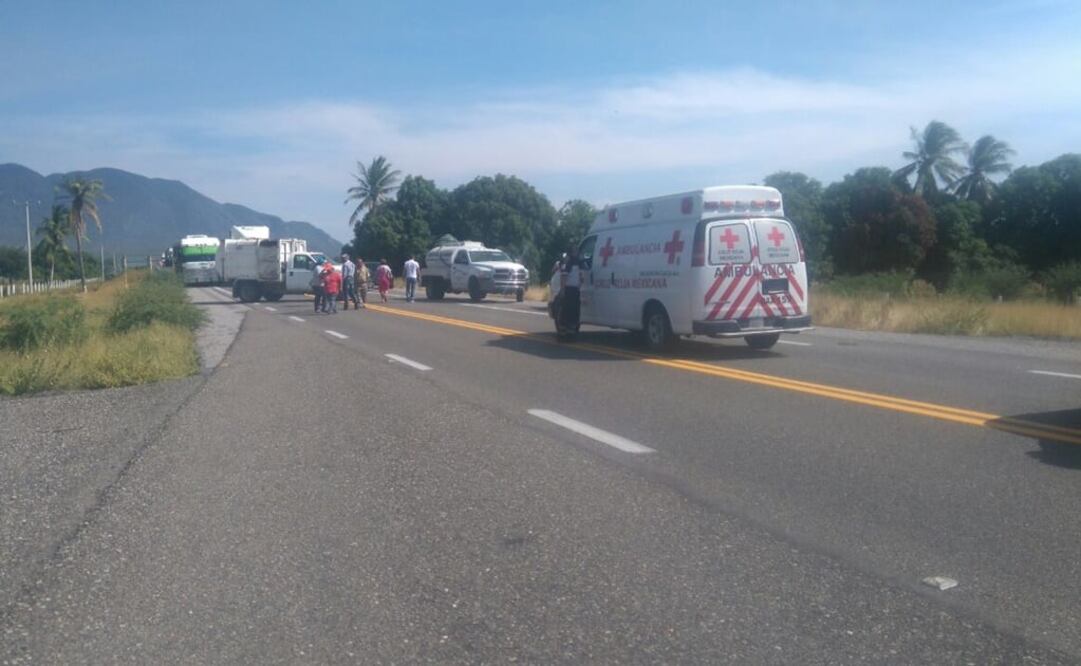Cerca de 180 personas de Santa María Mixtequilla iniciaron el bloqueo sobre la supercarretera. (Foto: Especial)