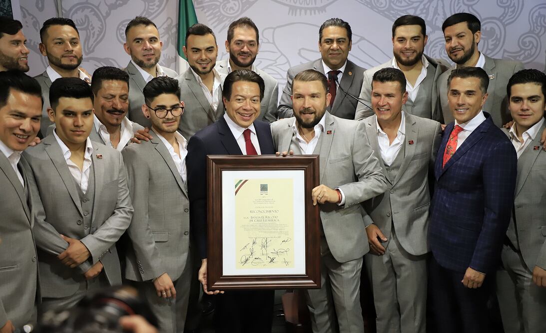El líder de Morena, Mario Delgado, entregó un reconocimiento a la banda El Recodo por su trayectoria (Comunicación Social de Morena)