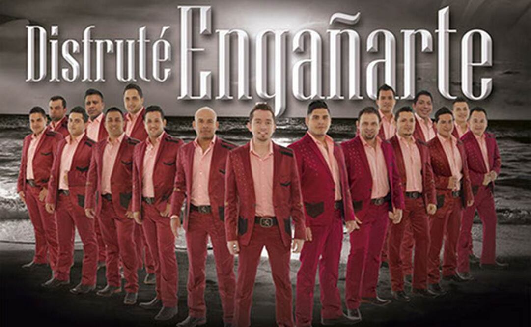 En manos de Sergio Becerra, perteneciente a Monitor Latino, la agrupación recibió un reconocimiento por colocar cinco sencillos de su álbum Disfruté engañarte en el número uno de las listas de popularidad. FOTO: Especial 