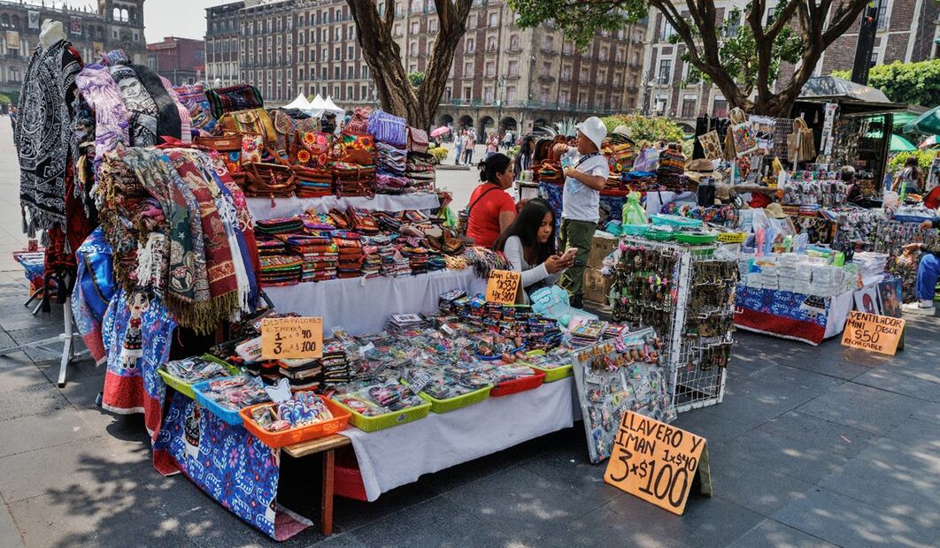 Artesanías producidas en serie se venden en los alrededores del Zócalo; así como en plazas, mercados y la Alameda Central de la Ciudad de México, el 26 de marzo de 2025. Foto: Yaretzy M. Osnaya/EL UNIVERSAL