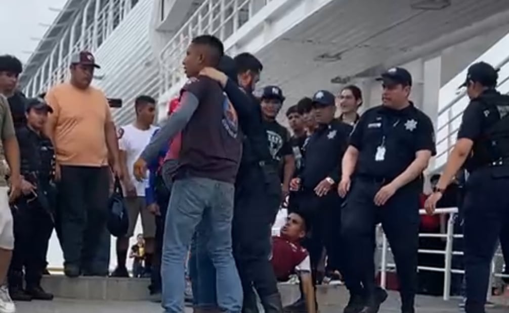 "Nueva Vida, Vivir para Servirte" al parecer de drogadictos anónimos, protagonizó estos hechos que fueron captados en video. Foto: especial
