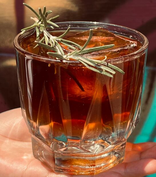 Cold brew tonic con romero, de Caracol Púrpura. Foto: cortesía