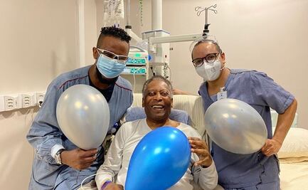 Pelé agradece al personal médico que lo cuida en el Hospital