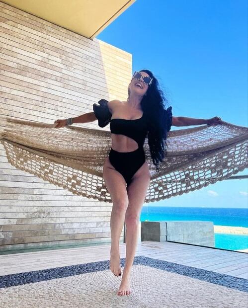 Martha Debayle deslumbra con un traje de baño cut out muy elegante