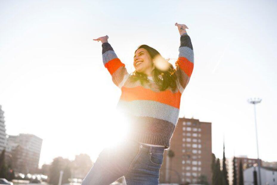 Recuperar la ilusión y ser más optimista no solo es posible, sino que también es un acto de autocuidado. Fuente: Freepik.