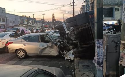 Volcadura provoca la muerte de una mujer en la Gustavo A. Madero; reportan un conductor herido 