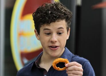Cómo luce el actor que interpretó a “Luke” en “Modern Family” a sus 24 años