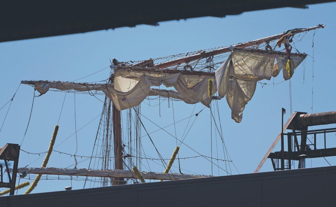 El Buque Escuela ARM Cuauhtémoc impactó el 17 de mayo el puente de Brooklyn, en Nueva York. Foto: de  Seth Wenig. AP