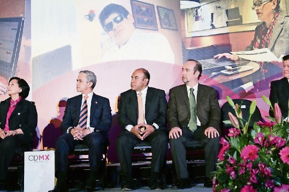 El acuerdo para promover el teletrabajo fue firmado por el jefe de Gobierno capitalino, Miguel Ángel Mancera, y autoridades educativas como Jaime Valls, director de la ANUIES (de r. ) (CDMX)