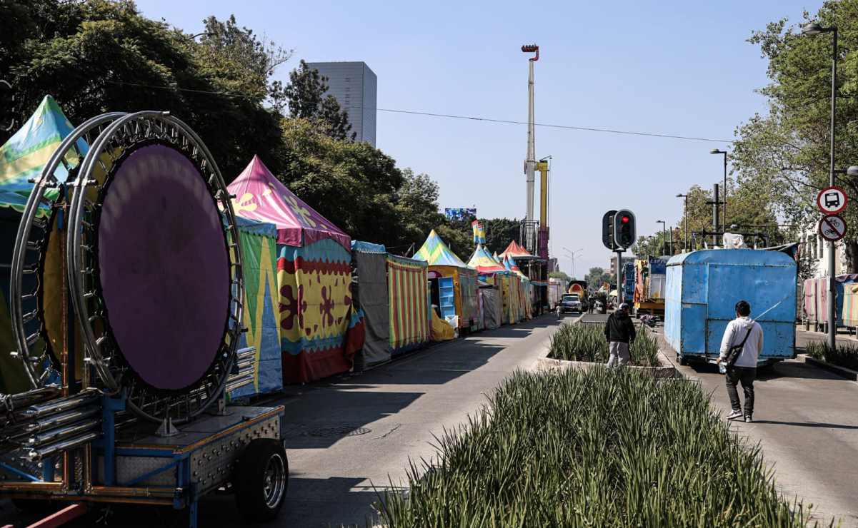 Bazar navideño comienza a instalarse a un costado de la Alameda Central (21/12/2025). Foto: Gabriel Pano / EL UNIVERSAL