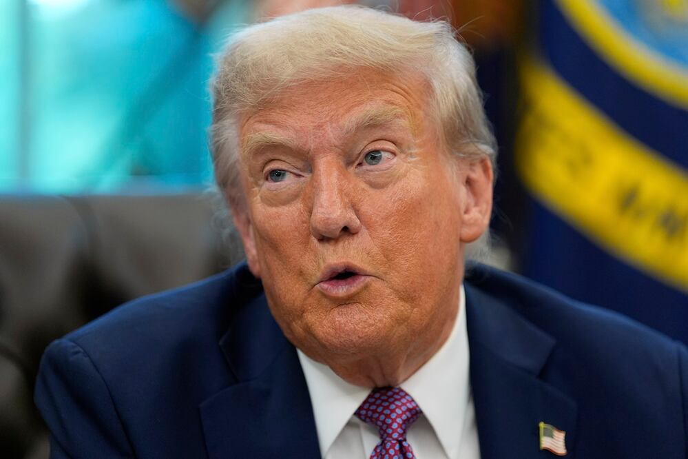 El presidente Donald Trump habla en la Oficina Oval de la Casa Blanca, en Washington. Foto: AP