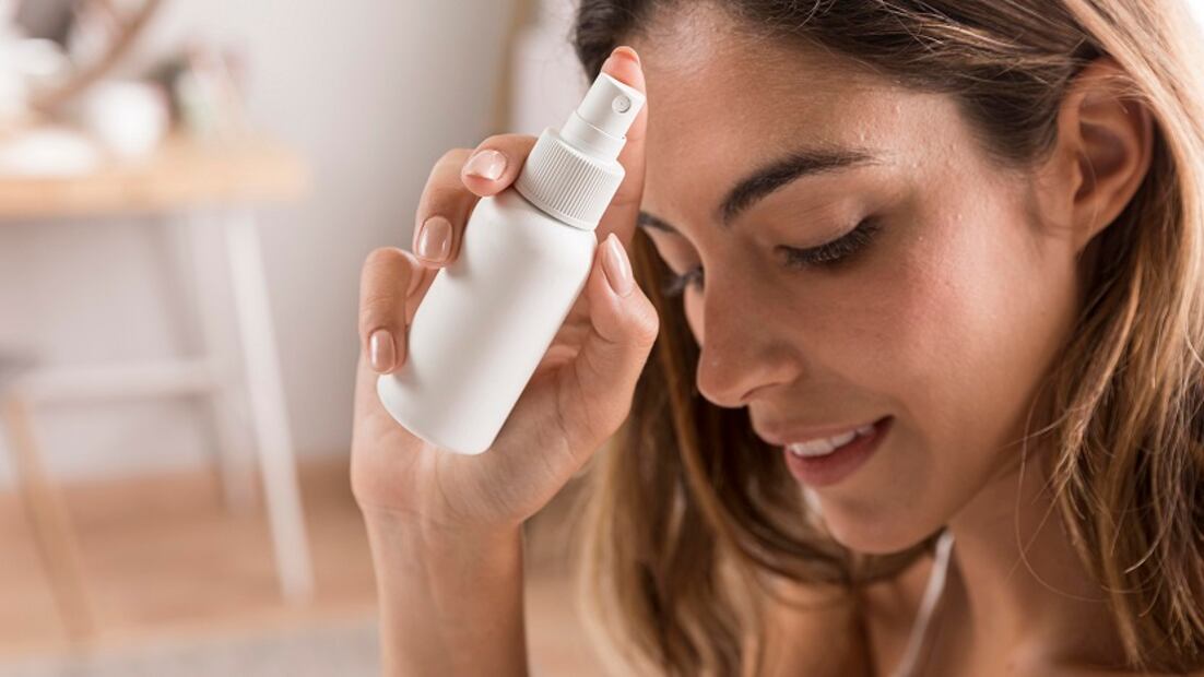 Al hacer un viaje, no te olvides del agua micelar y aprovecha todos sus usos. Foto: Freepik