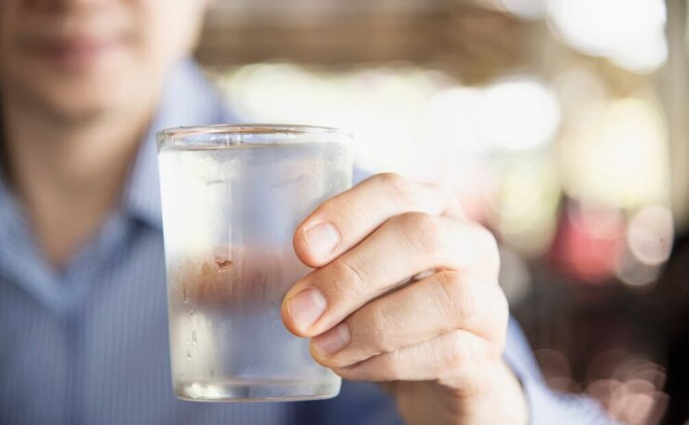 Agua mineral con sal. Foto :Freepik.