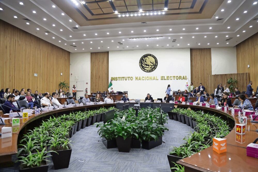 En la sesión extraordinaria del Consejo General del INE, representantes de la 4T ofrecieron diálogo a los integrantes de la oposición Foto: Carlos Mejía EL UNIVERSAL