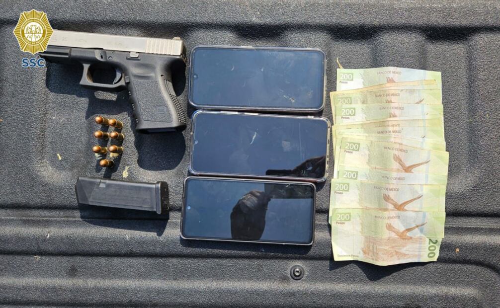 Al ser detenidos, fueron confiscados una arma de fuego corta, tres teléfonos celulares y dinero en efectivo (05/11/2024) Foto: Especial