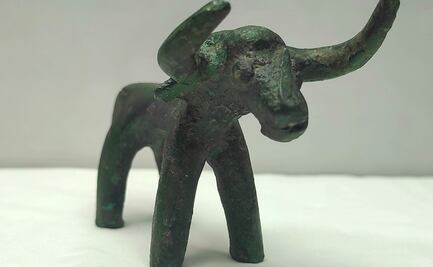 Fuertes lluvias en Grecia develan estatuilla de un toro de hace 3 mil años