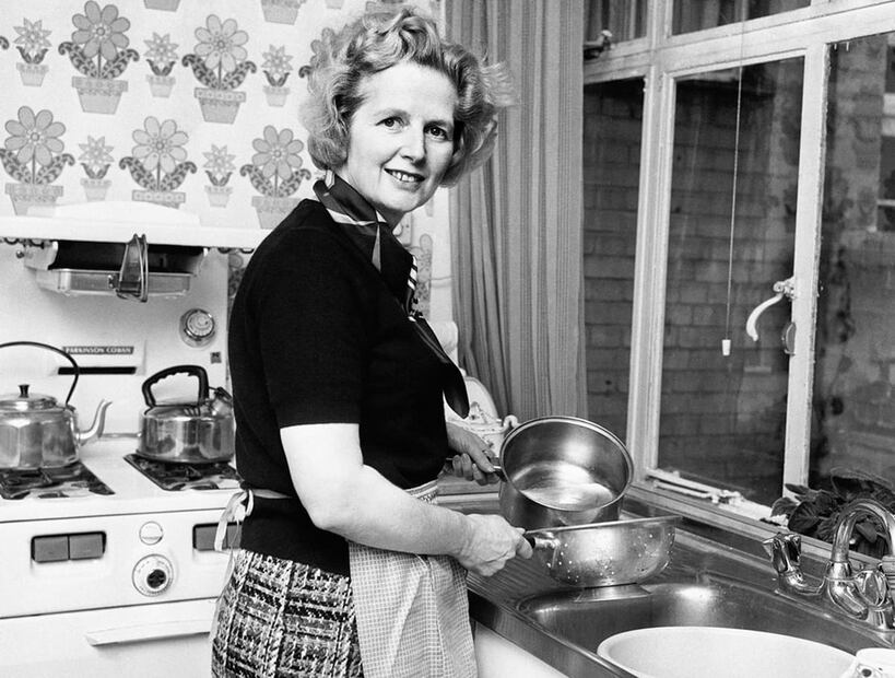 Foto de febrero de 1975, con Margaret Thatcher en su cocina. La política conservadora tomó clases para suavizar su imagen y para mejorar su tono de voz. Su fin era erradicar los tonos “chillones” que mermaban su seria postura. Foto: AP.