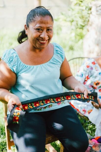 Artesanas mayas emprenden con correas para cámaras