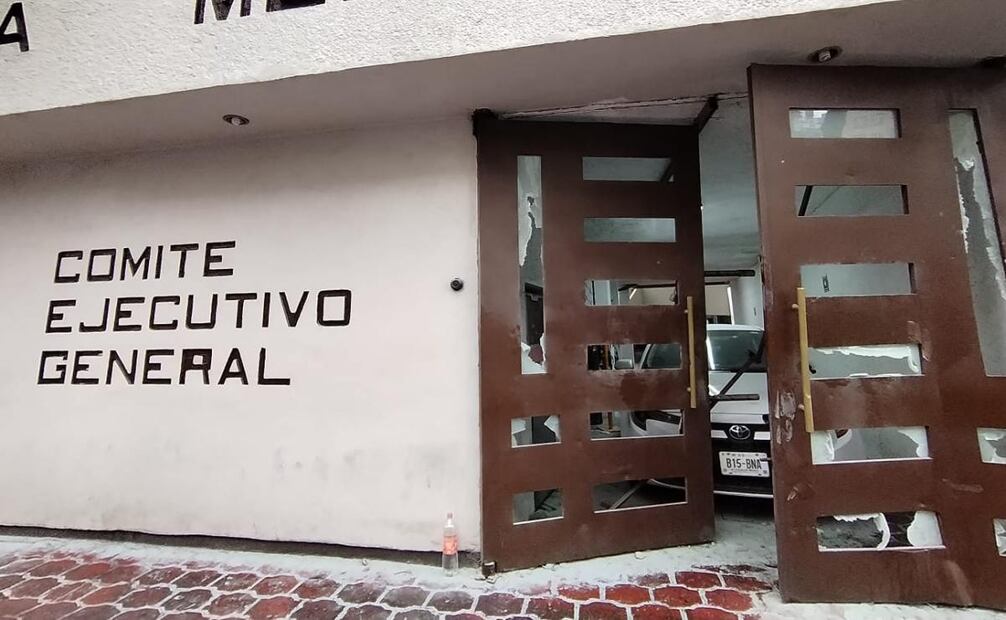 En lass instalaciones del Sindicato de Trabajadores Petroleros de la República Mexicana se suscitó un asalto de un grupo de 30 personas, donde hubo al menos 5 heridos este jueves 26 de septiembre. Foto: Everardo Martínez. EL UNIVERSAL