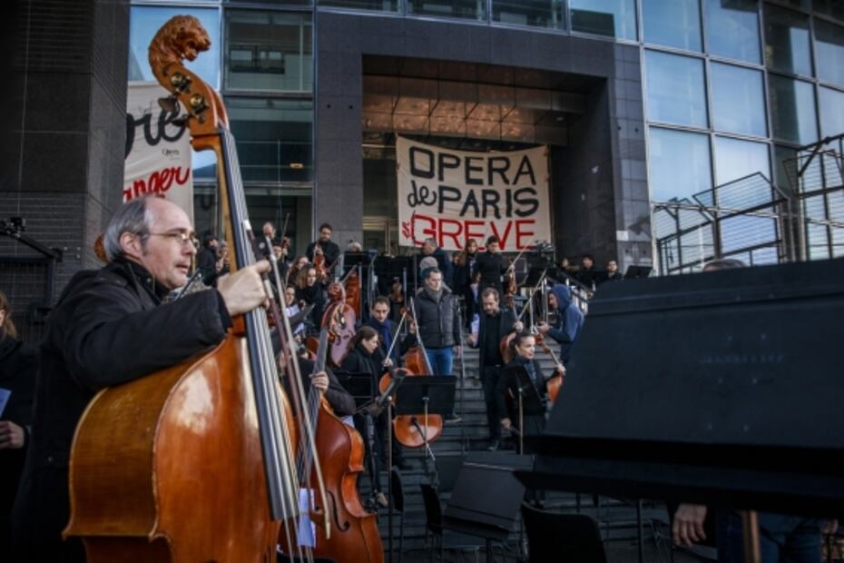 Ópera de París toca "La Marsellesa" en la calle contra Macron
