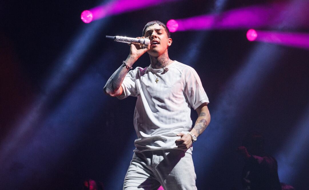 Pese a la cancelación del festival ceremonia el cantante Natanael sale al escenario. Fotos: de Yaretzy M. Osnaya EL UNIVERSAL