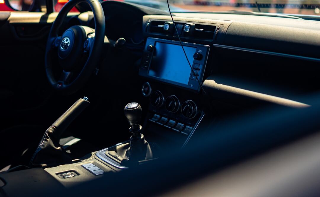 Tu sistema general de frenos podría verse gravemente perjudicado si circulas con el freno de mano puesto. Foto: Unsplash