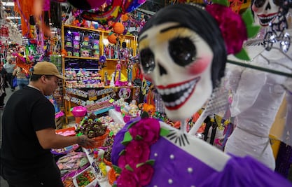 FOTOS: Entre calaveritas, papel picado e incienso, gente acude al mercado de Jamaica por su ofrenda de Día de Muertos